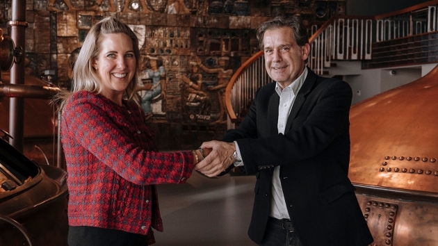 Warsteiner vertreibt künftig Estrella Galicia - Catharina Cramer, Inhaberin der Warsteiner-Gruppe, und Ignacio Rivera, Vorsitzender der Corporacion Hijos de Rivera, freuen sich auf die zukünftige Partnerschaft - Quelle: Warsteiner-Gruppe